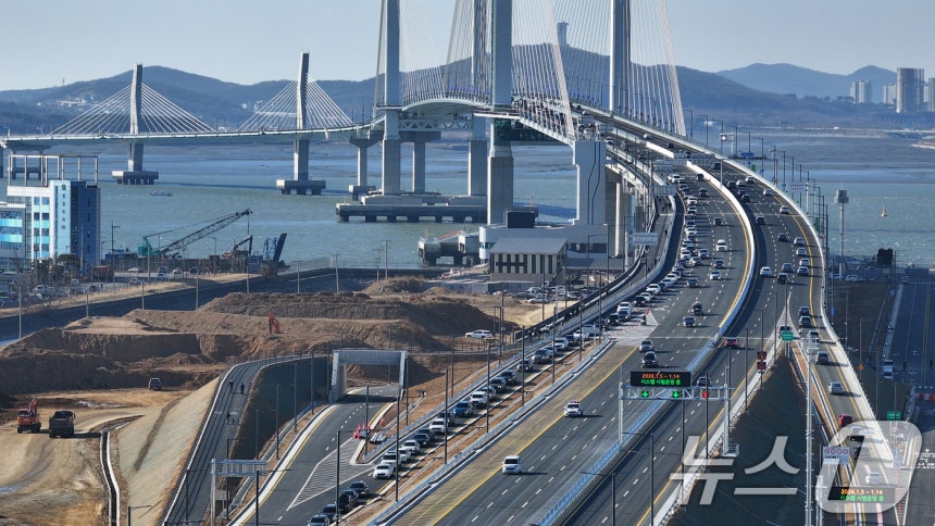 인천 제3연륙교가 개통된 5일 차량들이 제3연륙교를 통행하고 있다. 2026.1.5/뉴스1 ⓒ News1 이호윤 기자