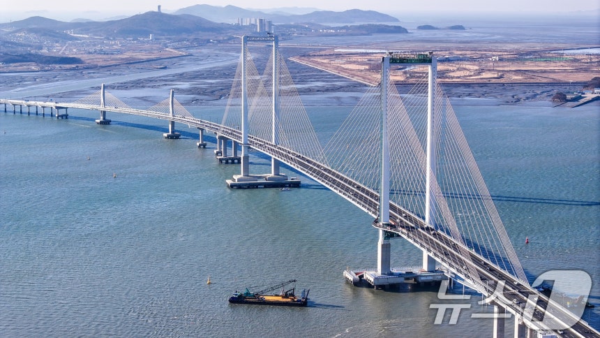 인천 제3연륙교가 개통된 5일 차량들이 제3연륙교를 통행하고 있다. 2026.1.5/뉴스1 ⓒ News1 이호윤 기자