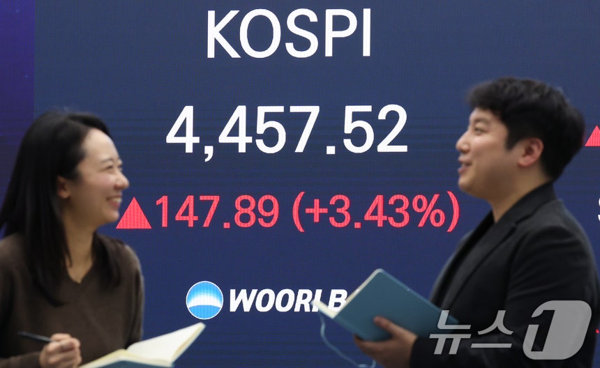 코스피가 국내 반도체 대장주 삼성전자·SK하이닉스의 강세에 힘입어 사상 최고치 기록을 갈아치운 5일 오후 서울 중구 우리은행 본점 딜링룸 전광판에 종가가 표시되고 있다.ⓒ News1 오대일 기자