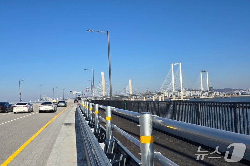 제3연륙교 개통 첫날 청라 방향으로 차량들이 달리고 있다. / 뉴스1 ⓒ News1 유준상 기자
