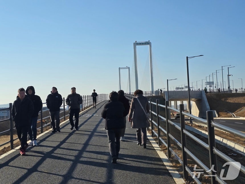 제3연륙교에 마련된 보도를 통해 시민들이 산책에 나서고 있다. / 뉴스1 ⓒ News1 유준상 기자