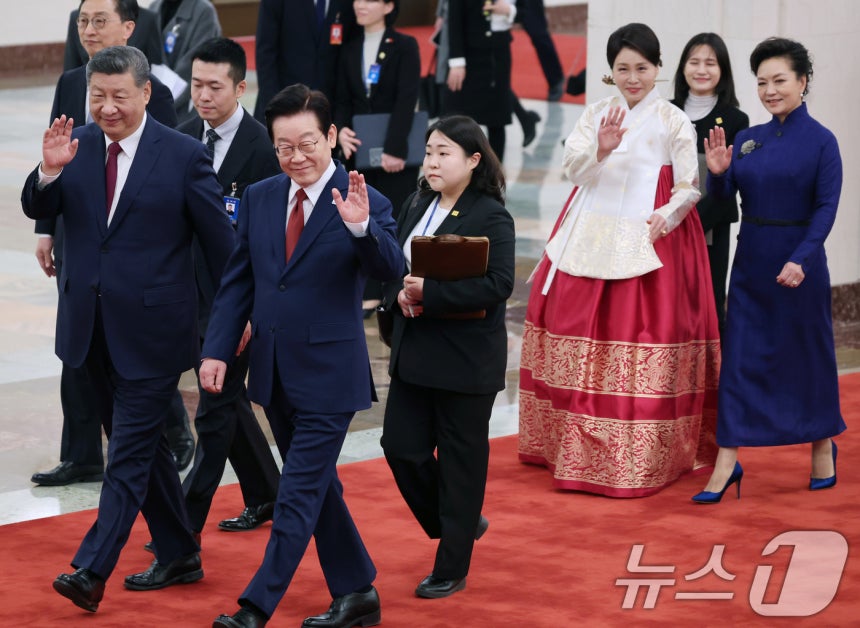 이재명 대통령과 시진핑 중국 국가주석이 5일 베이징 인민대회당에서 열린 공식 환영식에 퇴장하며 인사하고 있다. 2026.1.5/뉴스1 ⓒ News1 허경 기자