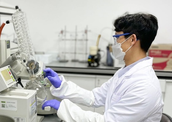 한 제약바이오 기업 연구원이 물질분석 연구를 하고 있다./뉴스1