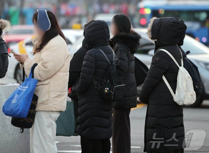 절기상 소한(小寒)인 5일 오전 서울 종로구 광화문네거리에서 두터운 옷차림을 시민들이 발걸음을 옮기고 있다.2026.1.5/뉴스1 ⓒ News1 김진환 기자