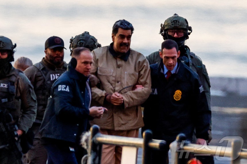 니콜라스 마두로 베네수엘라 대통령이 5일(현지시간) 법정 출석을 위해 뉴욕 맨해튼에 도착하고 있다.2026.1.5 ⓒ 로이터=뉴스1