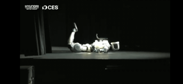 세계 최대 가전·정보기술(IT) 전시회 'CES 2026' 개막을 하루 앞둔 5일(현지시간) 미국 네바다주 라스베이거스 만달레이베이에서 열린 현대차그룹 프레스 컨퍼런스에서 차세대 전동식 아틀라스 시제품(왼쪽)과 아틀