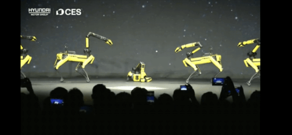 세계 최대 가전·정보기술(IT) 전시회 'CES 2026' 개막을 하루 앞둔 5일(현지시간) 미국 네바다주 라스베이거스 만달레이베이에서 열린 현대차그룹 프레스 컨퍼런스에서 사족보행 로봇 '스팟'이 화려한 춤을 선보이