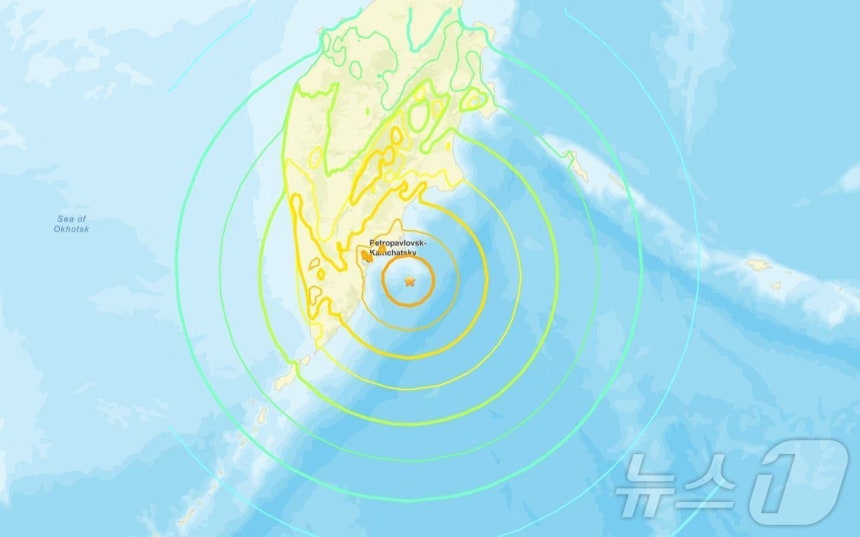 미국 지질조사국(USGS)이 제공한 이 이미지는 2025년 7월 30일 러시아 극동 해역에서 발생한 규모 8.8 지진의 진앙을 보여준다.이 지진으로 태평양 전역에 최대 4m 높이의 쓰나미가 발생했으며,<a href=