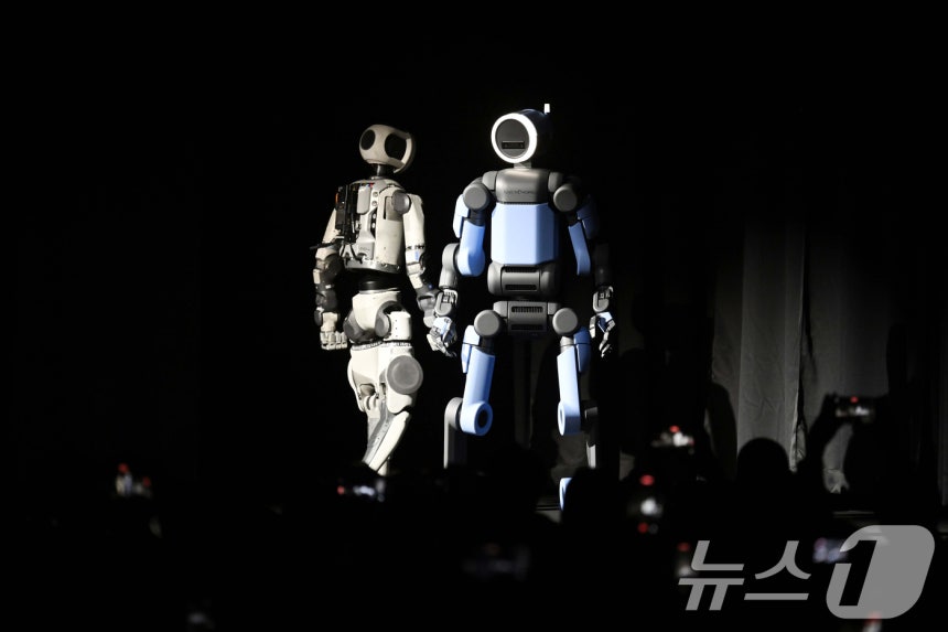 세계 최대 가전·정보기술(IT) 전시회 'CES 2026' 개막을 하루 앞둔 5일(현지시간) 미국 네바다주 라스베이거스 만달레이베이에서 열린 현대차그룹 프레스 컨퍼런스에서 차세대 전동식 아틀라스 시제품(왼쪽)과 아틀