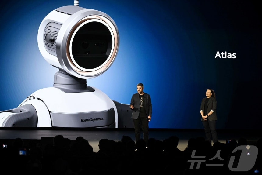 세계 최대 가전·정보기술(IT) 전시회 'CES 2026' 개막을 하루 앞둔 5일(현지시간) 미국 네바다주 라스베이거스 만달레이베이에서 열린 현대차그룹 프레스 컨퍼런스에서 알베르토 로드리게즈 보스턴다이나믹스 아틀라스