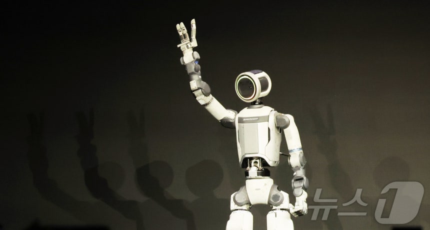 세계 최대 가전·정보기술(IT) 전시회 'CES 2026' 개막을 하루 앞둔 5일(현지시간) 미국 네바다주 라스베이거스 만달레이베이에서 열린 현대차그룹 프레스 컨퍼런스에서 휴머노이드 로봇 아틀라스 시제품이 관객들에게