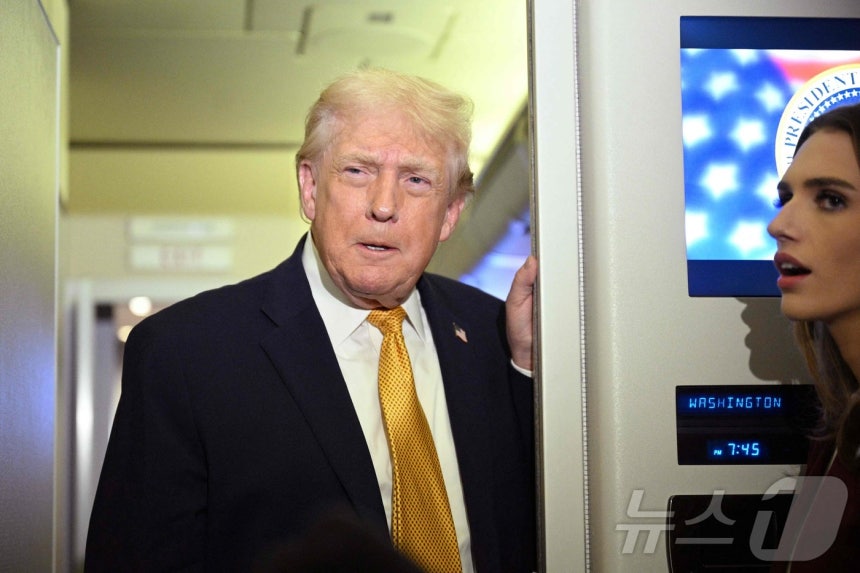 도널드 트럼프 미국 대통령이 4일(현지시간) 플로리다 팜비치에서 워싱턴DC 백악관으로 향하는 에어포스원 기내에서 기자들 질문에 답하고 있다.2026.01.04.ⓒ AFP=뉴스1 ⓒ News1 류정민 특파원