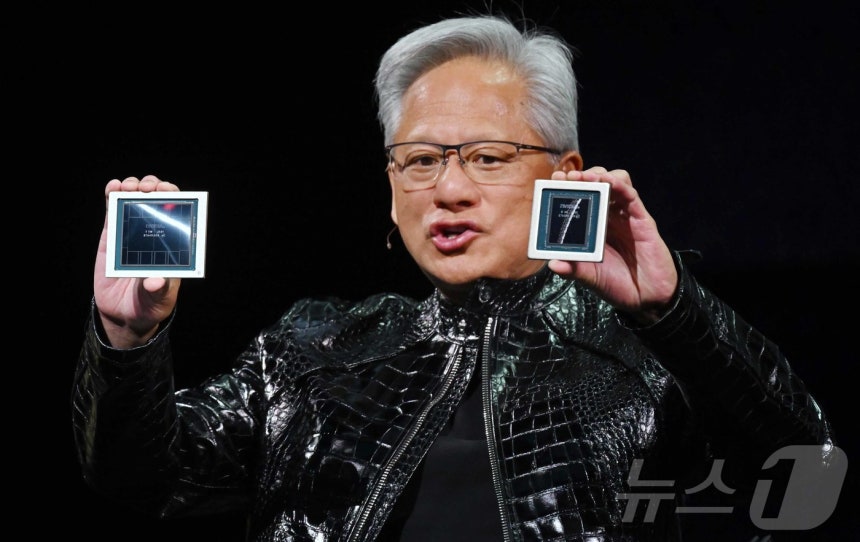 젠슨 황 엔비디아 CEO가 5일(현지시간) 미국 네바다주 라스베이거스 퐁텐블로 호텔에서 열린 엔비디아 CES 2026 라이브에서 루빈 GPU를 선보이고 있다.(공동취재) 2026.1.6/뉴스1 ⓒ News1 황기선