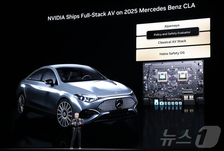 젠슨 황 엔비디아 CEO가 5일(현지시간) 미국 네바다주 라스베이거스 퐁텐블로 호텔에서 열린 엔비디아 CES 2026 라이브에서 기조연설 도중 벤츠와의 협업에 대해 설명하고 있다.(공동취재) 2026.1.6/뉴스1