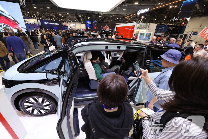 세계 최대 IT(정보기술)·가전 전시회 'CES 2025' 폐막을 하루 앞둔 9일(현지시간) 미국 네바다주 라스베이거스 컨벤션센터(LVCC)에 마련된 중국 지커 전시관에서 관람객들이 전기차를 체험하고 있다.2026