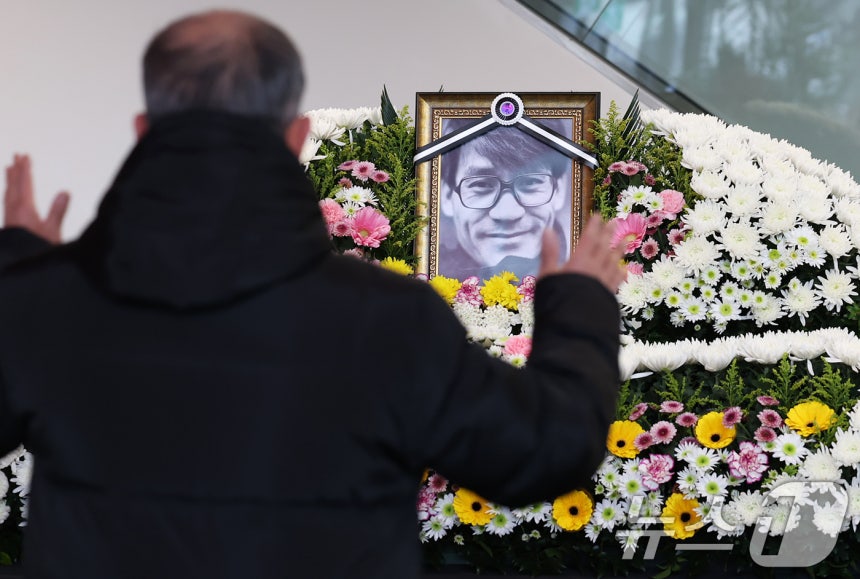 6일 오후 서울 중구 서울영화센터에 마련된 '국민배우' 고 안성기 시민 추모공간을 찾은 시민들이 고인을 추모하고 있다.2026.1.6/뉴스1 ⓒ News1 오대일 기자