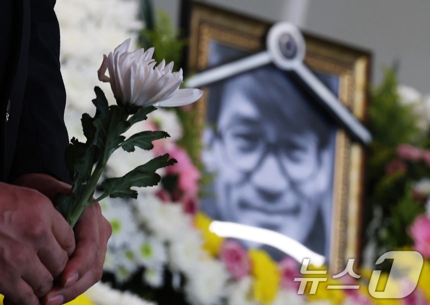 6일 오후 서울 중구 서울영화센터에 마련된 '국민배우' 고 안성기 시민 추모공간을 찾은 시민들이 고인의 영정에 헌화하고 있다.2026.1.6/뉴스1 ⓒ News1 오대일 기자