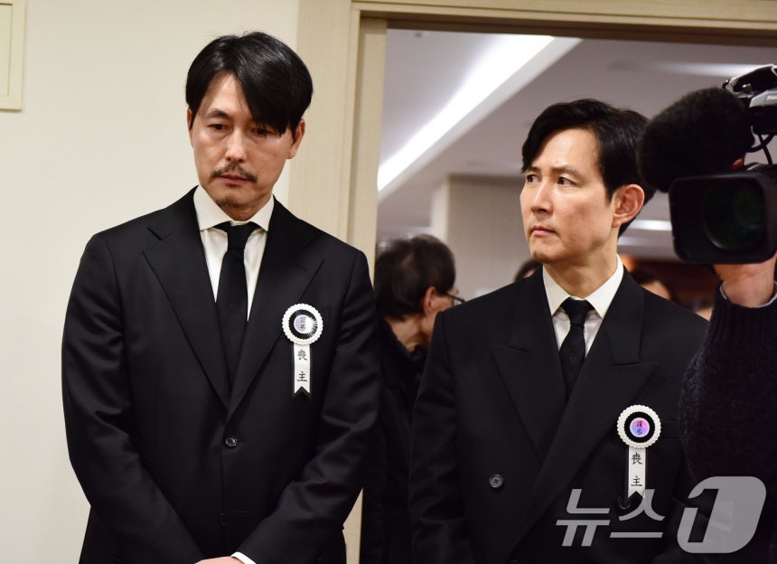 배우 정우성과 이정재가 5일 서울 서초구 서울성모병원 장례식장에 마련된 배우 안성기의 빈소에서 조문객을 맞이하고 있다.2026.1.5/뉴스1 ⓒ News1 사진공동취재단