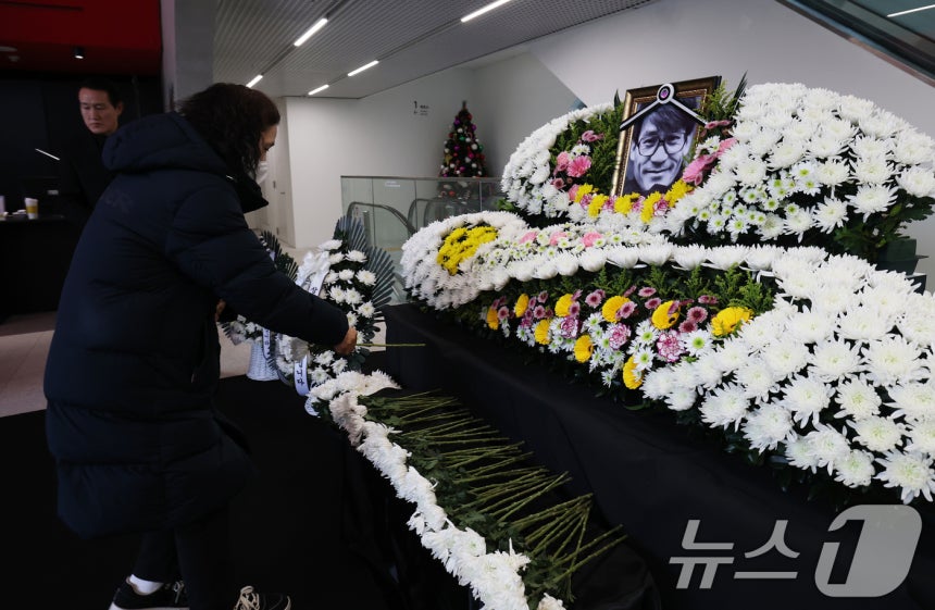 6일 오후 서울 중구 서울영화센터에 마련된 '국민배우' 고 안성기 시민 추모공간을 찾은 시민들이 고인의 영정에 헌화하고 있다.2026.1.6/뉴스1 ⓒ News1 오대일 기자