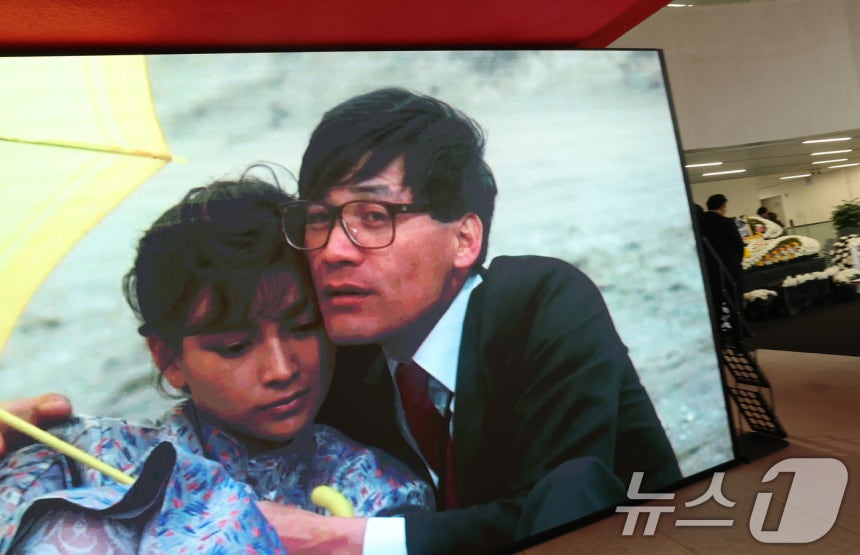 6일 오후 서울 중구 서울영화센터에 마련된 '국민배우' 고 안성기 시민 추모공간에 고인의 추모 영상이 상영되고 있다.2026.1.6/뉴스1 ⓒ News1 오대일 기자