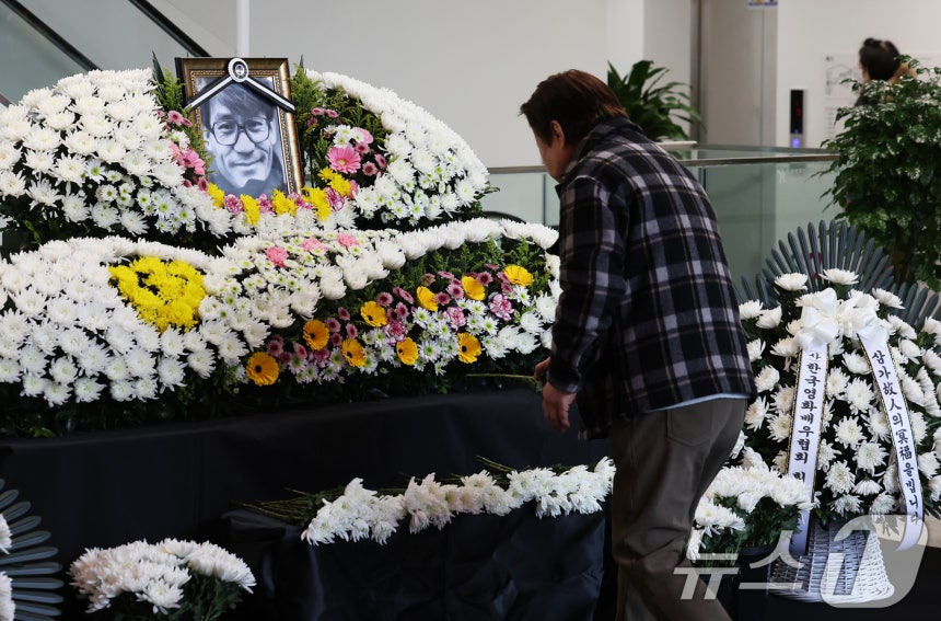 6일 오후 서울 중구 서울영화센터에 마련된 '국민배우' 고 안성기 시민 추모공간을 찾은 시민들이 고인의 영정에 헌화하고 있다.2026.1.6/뉴스1 ⓒ News1 오대일 기자