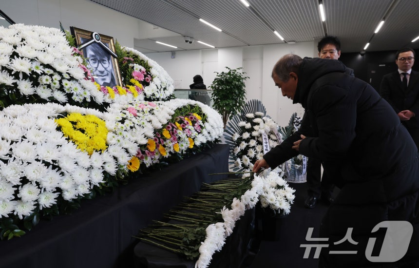 6일 오후 서울 중구 서울영화센터에 마련된 '국민배우' 고 안성기 시민 추모공간을 찾은 시민들이 고인의 영정에 헌화하고 있다.2026.1.6/뉴스1 ⓒ News1 오대일 기자