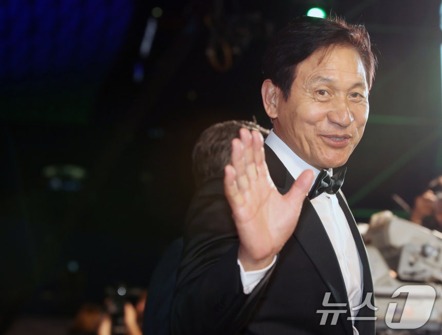 배우 안성기가 지난 5일 서울 용산구 순천향대병원에서 향년 74세를 일기로 별세했다.사진은 2019년 제24회 부산국제영화제 개막식 레드카펫 행사에 참석하는 배우 안성기.(뉴스1 DB) 2026.1.5/뉴스1