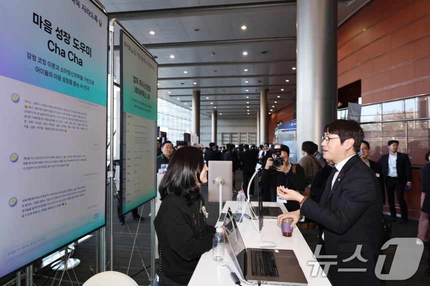 하정우 대통령실 AI미래기획수석이 네이버 클라우드 부스에서 설명을 듣고 있다.2025.12.30/뉴스1 ⓒ News1 구윤성 기자