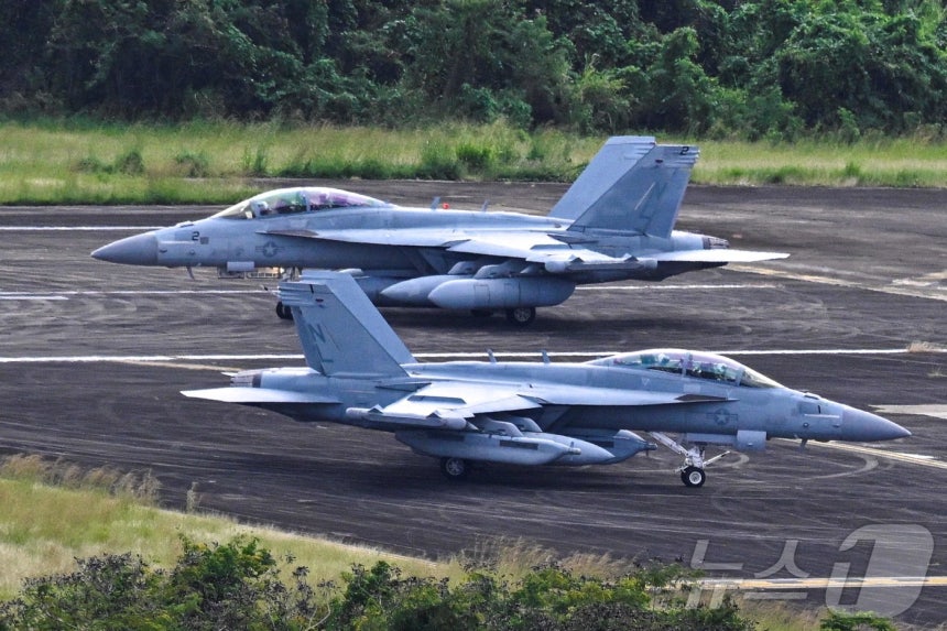 2025년 12월 17일 푸에르토리코 세이바에 위치한 루즈벨트 로즈 해군기지에서 미 해군 소속 전자전기 EA-18G의 모습 2025.12.17.ⓒ AFP=뉴스1 ⓒ News1 이정환 기자