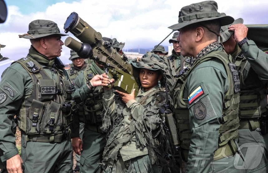 베네수엘라 국방부가 공개한 이 사진은 2025년 11월 11일 카라카스에서 실시된 훈련 중 블라디미르 파드리노 로페스 베네수엘라 국방부 장관(오른쪽)이 이글라-S를 들고 있는 병사를 관찰하는 모습을 담고 있다.20