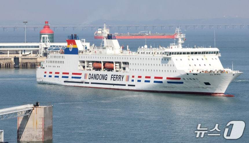 인천항 국제여객부두로 선사 단동훼리(단동국제항운유한공사)의 2만4748t급 카페리 '오리엔탈 펄 8호'가 입항하고 있다.(인천항만공사 제공.재판매 및 DB금지)