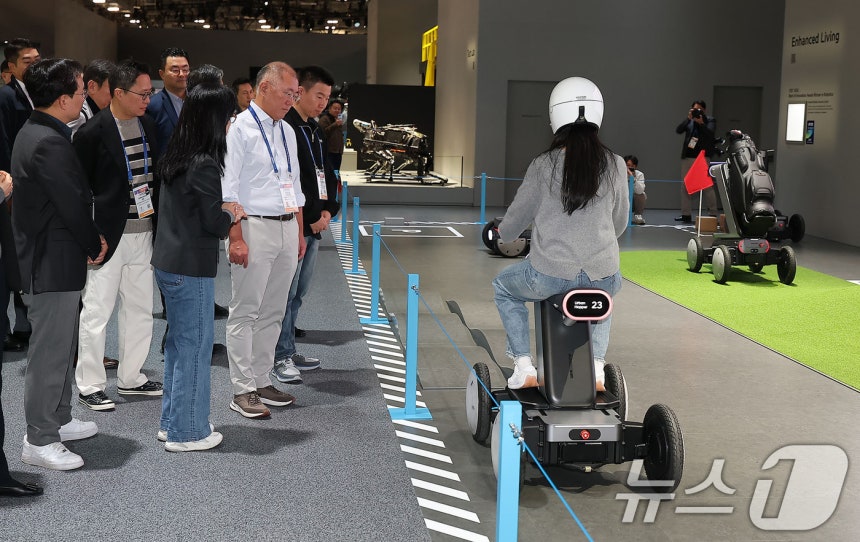 정의선 현대차그룹 회장이 6일(현지시간) 미국 네바다주 라스베이거스 컨벤션센터(LVCC) 현대차 부스를 둘러보고 있다.(공동취재) 2026.1.7/뉴스1 ⓒ News1 황기선 기자