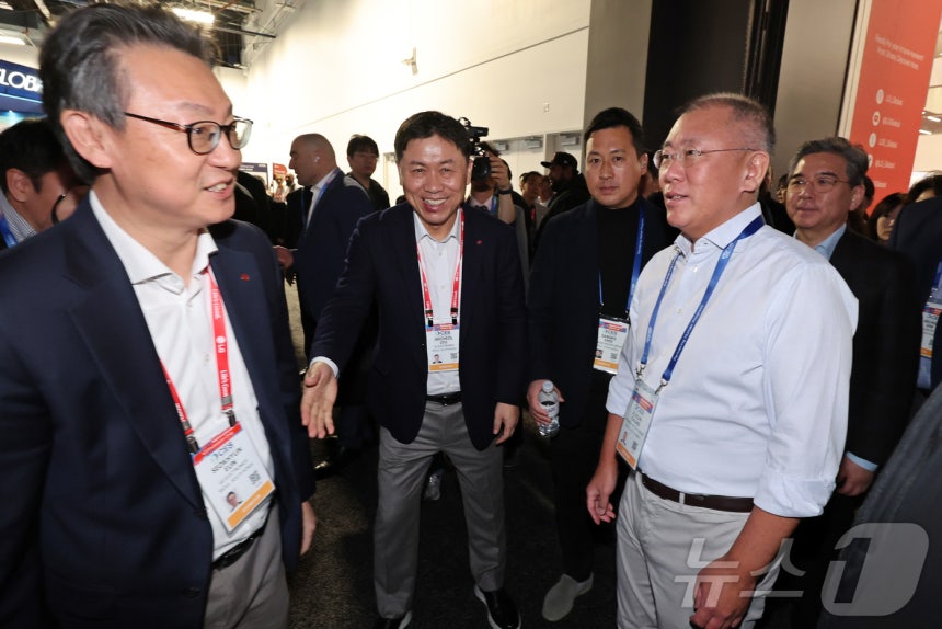 정의선 현대자동차 회장이 6일(현지시간) 미국 네바다주 라스베이거스 컨벤션센터(LVCC)에서 열린 'CES 2026'에서 LG전자 부스를 찾아 류재철 사장과 대화를 하고 있다.2026.1.7/뉴스1 ⓒ News1 