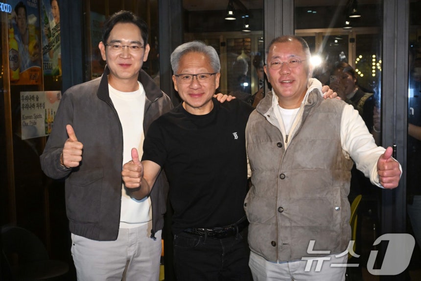 젠슨 황 엔비디아 최고경영자(CEO)가 30일 오후 서울 강남구 삼성역 인근 깐부치킨 매장에서 이재용 삼성그룹 회장,정의선 현대차그룹 회장과 치킨 회동 후 기념촬영을 하고 있다.(공동취재) 2025.10.30/뉴스