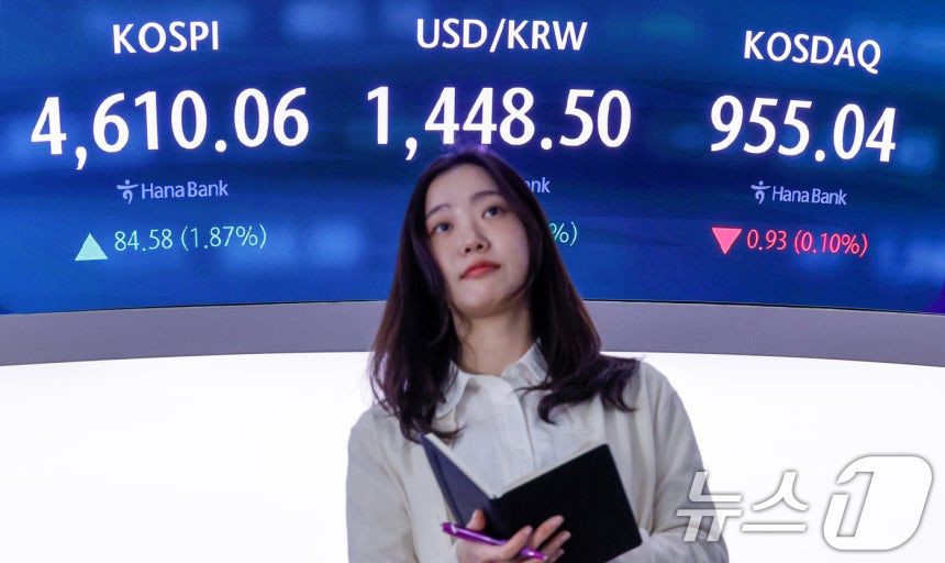 코스피가 장중 4600선을 돌파한 7일 오전 서울 중구 하나은행 딜링룸 전광판에 코스피,코스닥 지수와 원·달러 환율이 나오고 있다.2026.1.7/뉴스1 ⓒ News1 안은나 기자
