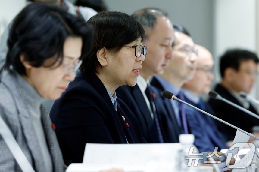 정은경 보건복지부 장관이 6일 오후 서울시 중구 세종대로 컨퍼런스하우스 달개비에서 열린 제2차 보건의료정책심의위원회 회의에서 모두 발언을 하고 있다.2026.1.6/뉴스1 ⓒ News1 박정호 기자