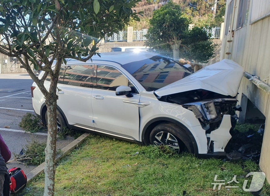 지난 6일 오후 제주시 영평동 아파트 주차장에서 발생한 차량 돌진 사고 현장.(제주도소방안전본부 제공.재판매 및 DB 금지)