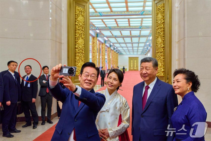 이재명 대통령 부부가 5일 베이징 인민대회당에서 열린 국빈만찬을 마친 뒤 시진핑 중국 국가주석 부부와 작년 11월 경주 정상회담 때 선물 받은 샤오미 스마트폰으로 기념촬영을 하고 있다.왼쪽부터 이 대통령,김혜경 