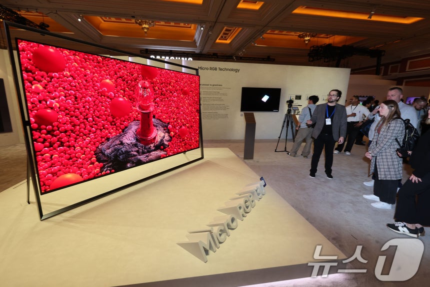 세계 최대 IT(정보기술)·가전 전시회 'CES 2026' 개막 일인 6일(현지시간) 미국 네바다주 라스베이거스 윈호텔에 마련된 삼성전자 단독 전시장에서 관람객들이 제품을 살펴보고 있다.2026.1.7/뉴스1 ⓒ 