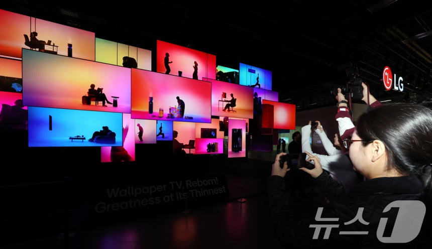 세계 최대 IT(정보기술)·가전 전시회 'CES 2026' 개막을 하루 앞둔 5일(현지시간) 미국 네바다주 라스베이거스 컨벤션센터(LVCC)에서 열린 LG전자 사전 부스투어에서 관람객들이 9㎜대 두께를 구현한 무선 