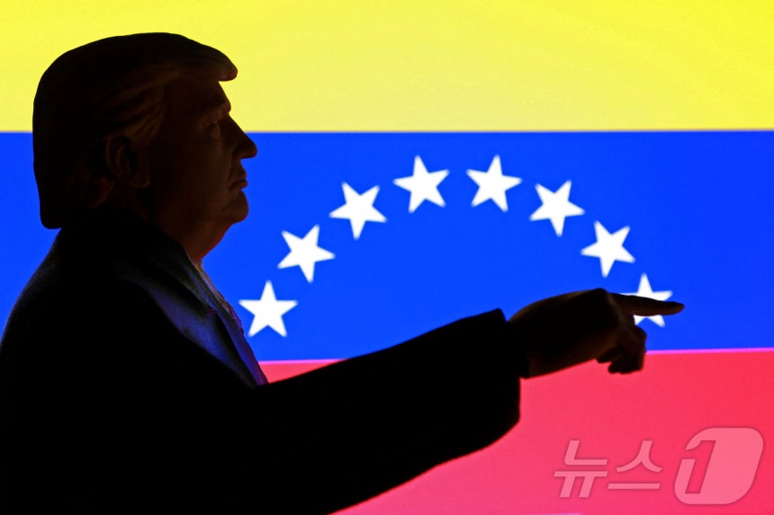 3D 프린터로 제작된 도널드 트럼프 미국 대통령 모형 뒤로 베네수엘라 국기가 보이는 일러스트.2025.12.02 ⓒ 로이터=뉴스1 ⓒ News1 김지완 기자