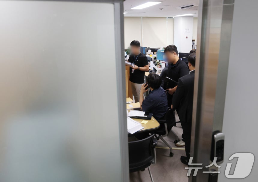 지난해 7월 경찰이 1명의 사망자를 낸 '경기 오산시 가장교차로 고가도로 옹벽 붕괴 사고'에 대한 강제 수사에 착수했다.압수수색이 진행중인 경기 오산시청의 모습.2025.7.22/뉴스1 ⓒ News1 김영운 기