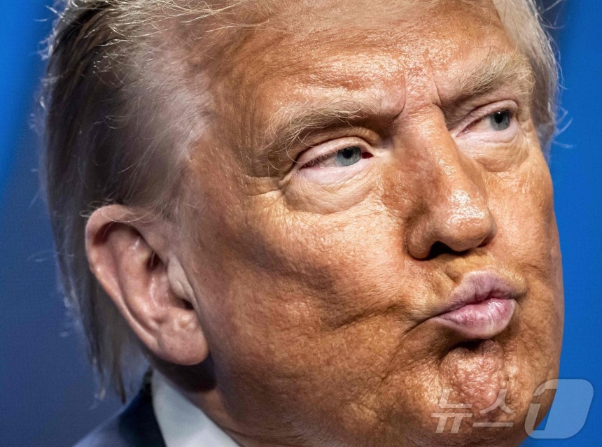 도널드 트럼프 미국 대통령이 2025년 5월 25일(현지시간) 헤이그에서 열린 북대서양조약기구(NATO) 정상 회담에서 기자회견 중 불만스러운 표정을 짓고 있다.2025.06.25 ⓒ AFP=뉴스1 ⓒ News1 