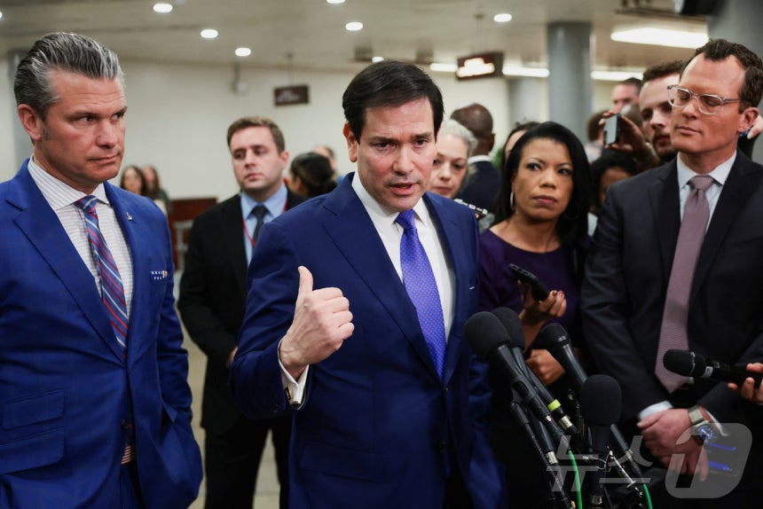 마코 루비오 미국 국무장관(가운데)과 피트 헤그세스 국방장관(사진 왼쪽)이 7일(현지시간) 워싱턴DC 소재 연방 의회 의사당에서 열린 하원 비공개 브리핑 후 기자들의 질문에 답하고 있다.2026.01.07.ⓒ 로