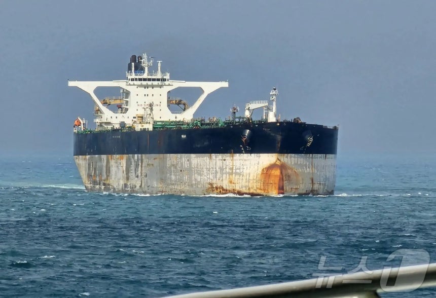 미국의 베네수엘라 제재 위반 혐의로 7일(현지시간) 나포된 러시아 국적 유조선 마리네라호(그 벨라1호).2025년 3월 18일 싱가포르 해협 해상에서 촬영된 모습이다.ⓒ AFP=뉴스1 ⓒ News1 류정민 특파원