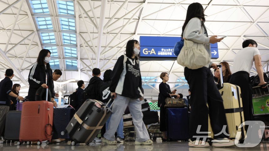 본격적인 추석 연휴가 시작된 3일 오전 인천국제공항 제1여객터미널 출국장에서 여행객들이 이동하고 있다.2025.10.3/뉴스1 ⓒ News1 이호윤 기자