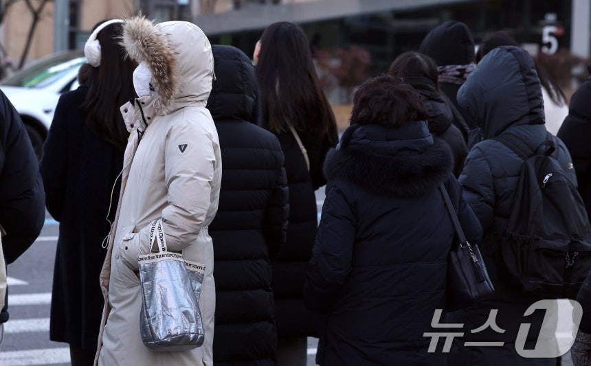 새해 들어 가장 강한 추위가 찾아온 지난 8일 오전 서울 광화문네거리에서 두꺼운 옷을 입은 시민들이 횡단보도 신호를 기다리고 있다.2026.1.8/뉴스1 ⓒ News1 구윤성 기자