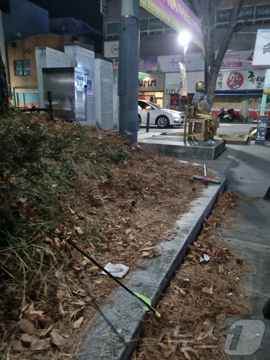 7일 오후 11시 40분쯤 청주시 상당구 청소년광장 소녀상 인근 화단에 화살이 꽂혀있다.2026.1.7.(독자제공.재판매 및 DB금지)/뉴스1