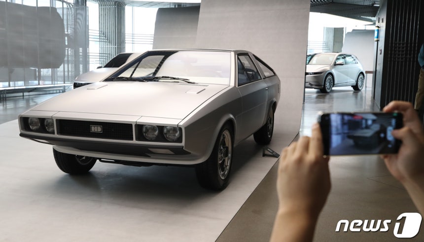 2023년 6월 서울 강남구 현대모터스튜디오 서울에서 열린 '포니의 시간' 전시장에 이탈리아 자동차 디자인의 거장 조르제토 주지아로가 디자인한 '포니 쿠페 콘셉트' 복원 모델이 전시된 모습(자료사진).2023.6.