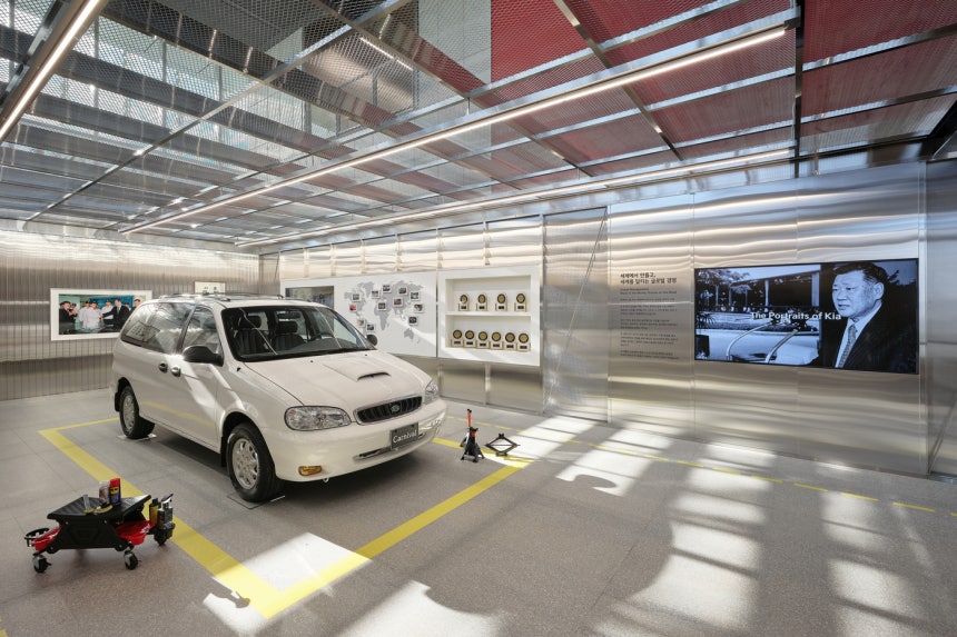 지난달 5일 경기 용인 비전스퀘어에서 열린 기아 80주년 기념 행사에서 기아 1세대 카니발이 전시된 모습(자료사진.기아 제공).2025.12.05.